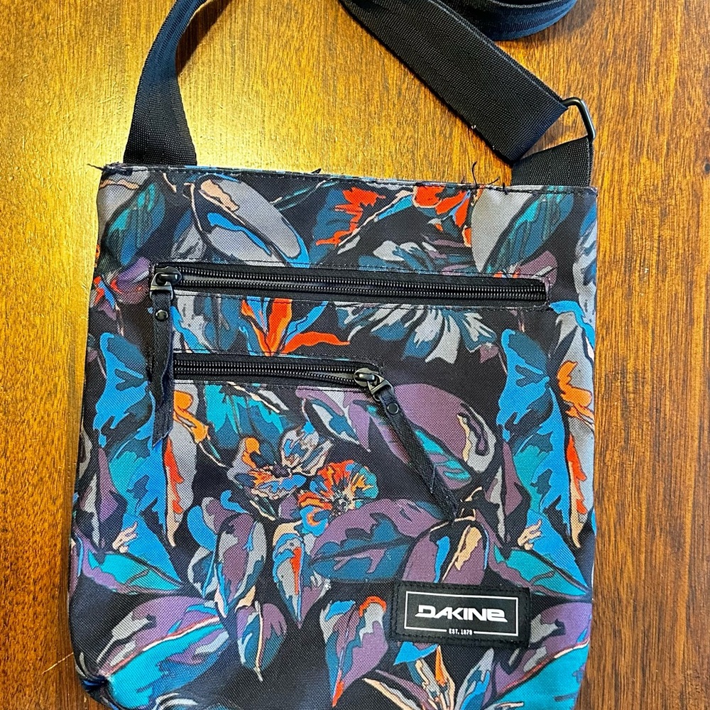 Dakine Women's Floral Crossbody Bag - Black and Blue